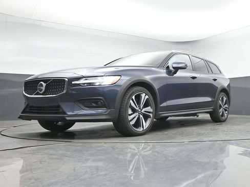 Used 2025 Volvo V60 B5 Cross Country Plus AWD/4WD image 13