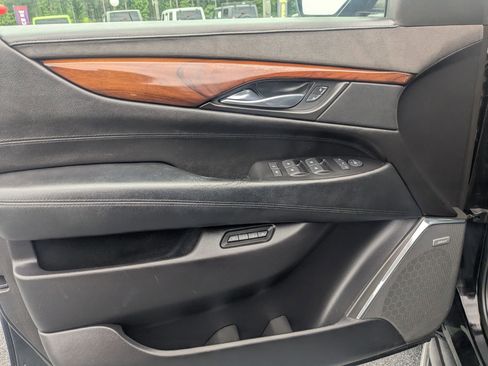 Used 2019 Cadillac Escalade Luxury AWD/4WD image 11