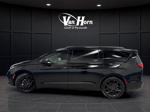 Certified 2025 Chrysler Pacifica Limited image 13