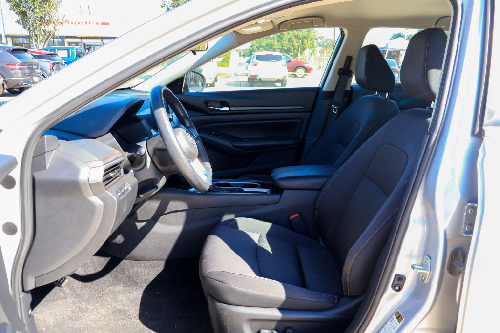 Used 2024 Nissan Altima 2.5 SV FWD image 7
