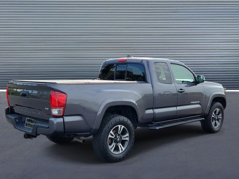 Used 2017 Toyota Tacoma TRD Sport w/ Tow Package RWD image 3