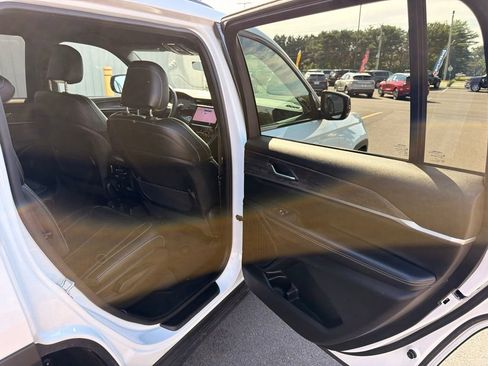 Used 2025 Jeep Grand Cherokee L Limited w/ Black Appearance Package AWD/4WD image 15