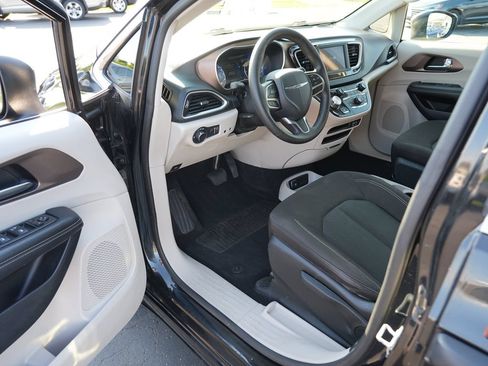 Used 2020 Chrysler Voyager L FWD image 11