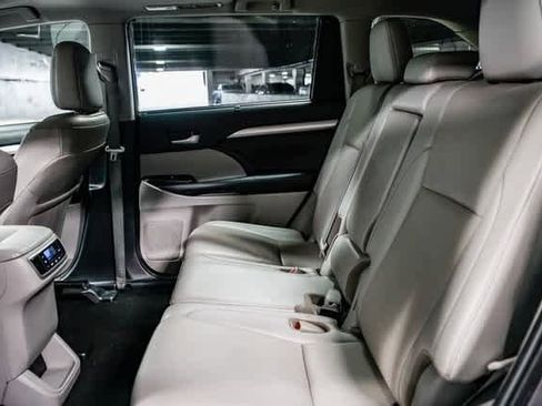 Certified 2019 Toyota Highlander XLE image 19