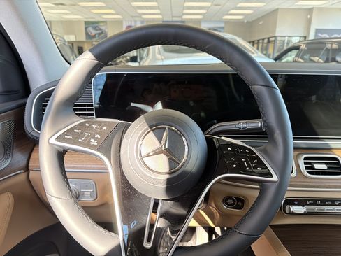 Used 2026 Mercedes-Benz GLS 450 4MATIC image 11