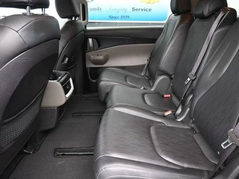 Used 2025 Kia Carnival FWD image 10