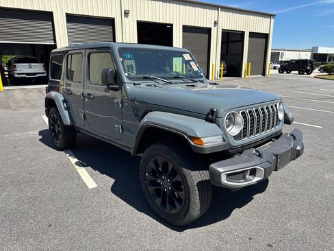 Used 2025 Jeep Wrangler Unlimited Sahara w/ Safety Group AWD/4WD image 4
