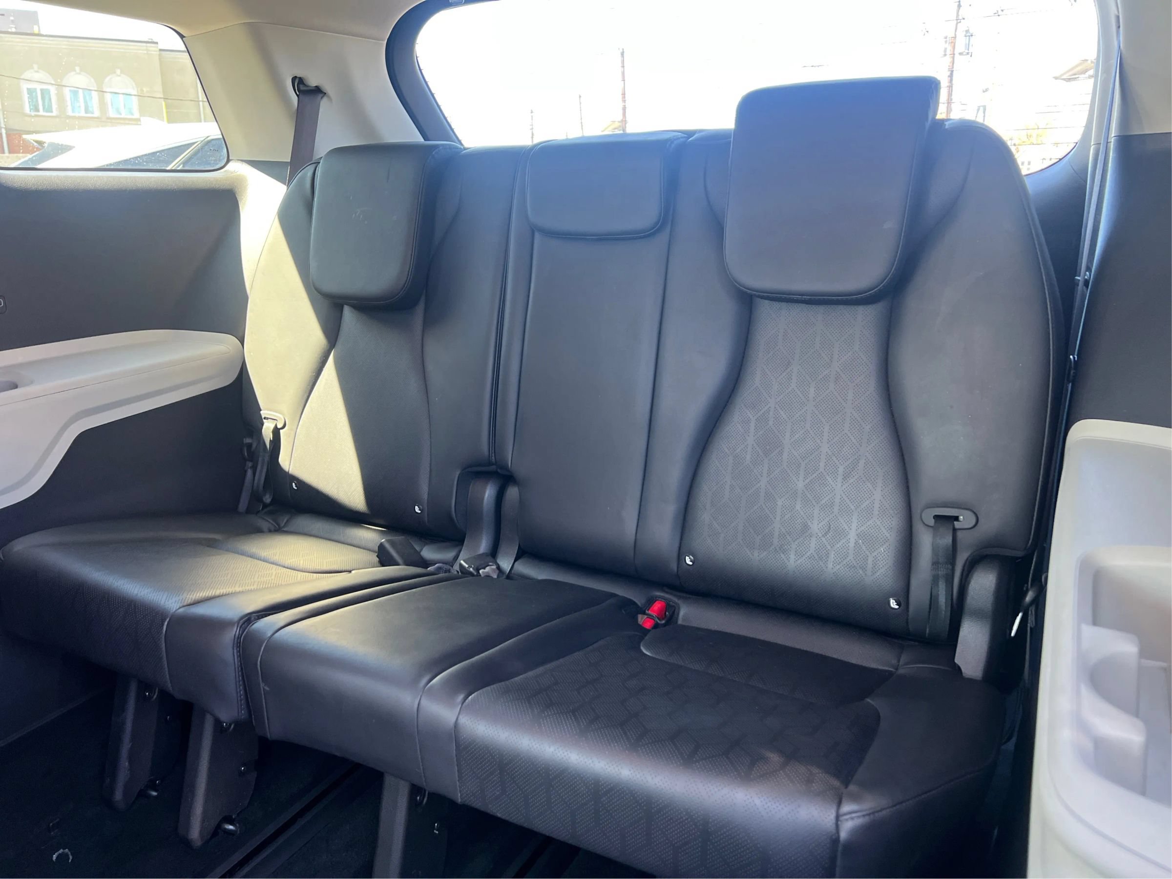Used 2022 Kia Carnival LX FWD image 32