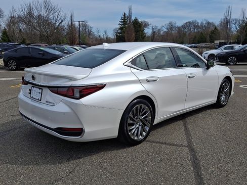 Certified 2025 Lexus ES 300h w/ Technology Package image 7