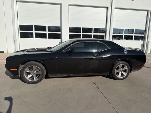 Used 2019 Dodge Challenger SXT image 2