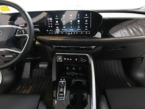 Used 2025 Audi Q5 Premium Plus w/ Premium Plus AWD/4WD image 2