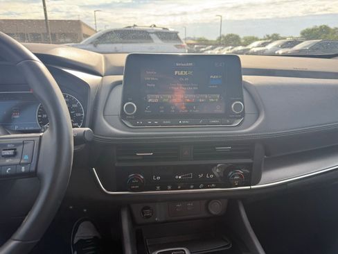 Used 2025 Nissan Rogue SV image 20