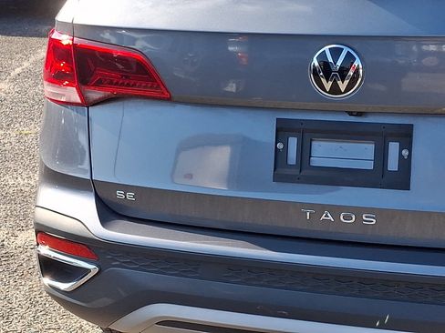 Used 2024 Volkswagen Taos SE w/ Panoramic Sunroof Package AWD/4WD image 17
