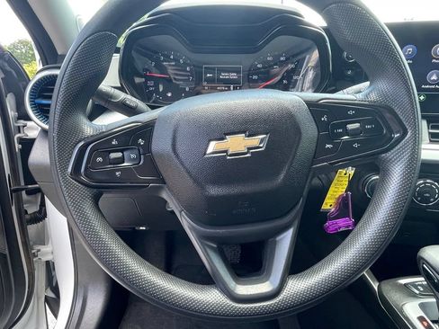 Used 2025 Chevrolet Trax LS FWD image 13