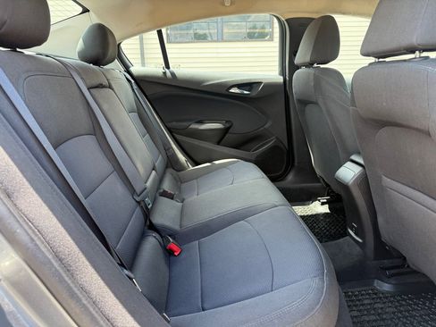 Used 2018 Chevrolet Cruze LT w/ Convenience Package FWD image 10