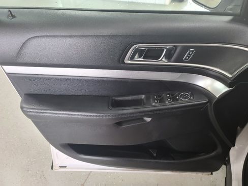 Used 2017 Ford Explorer XLT w/ Equipment Group 202A FWD image 7