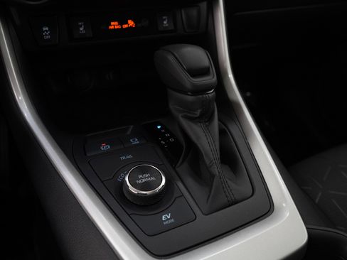 Used 2025 Toyota RAV4 XLE w/ Convenience Package image 25