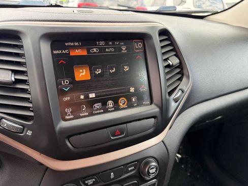 Used 2015 Jeep Cherokee Latitude w/ Comfort/Convenience Group FWD image 32