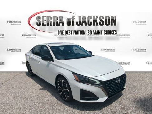 Used 2024 Nissan Altima 2.5 SR w/ SR Premium Package FWD image 2