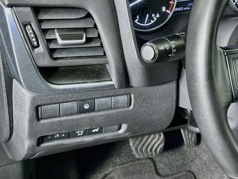 Used 2025 Nissan Rogue SV AWD/4WD image 17