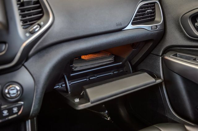 Used 2019 Jeep Cherokee Latitude Plus FWD image 35