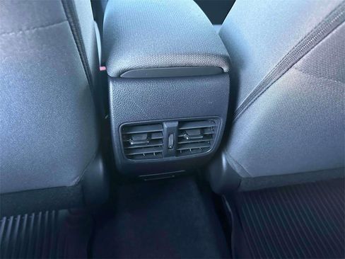 Used 2022 Toyota Corolla Cross LE image 11