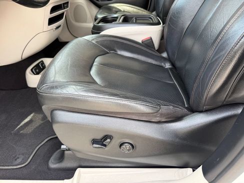 Used 2020 Chrysler Pacifica Touring-L FWD image 24