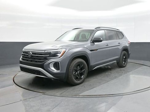 New 2026 Volkswagen Atlas Peak Edition image 3