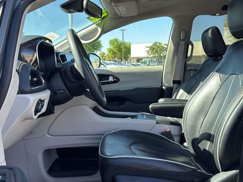 Used 2023 Chrysler Pacifica Limited FWD image 22