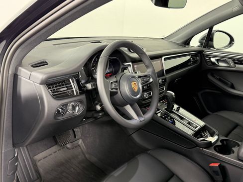 Certified 2026 Porsche Macan AWD/4WD image 4