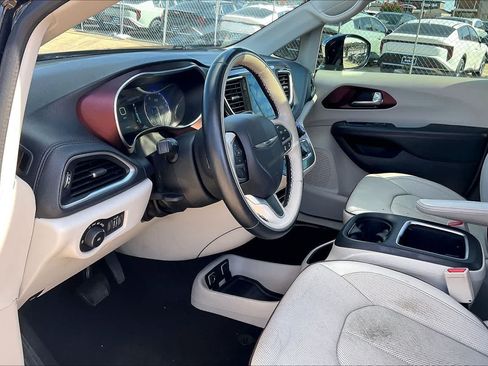 Used 2017 Chrysler Pacifica Limited FWD image 2