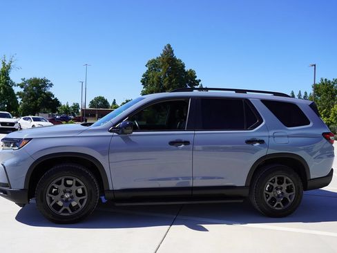 Used 2023 Honda Pilot TrailSport image 3