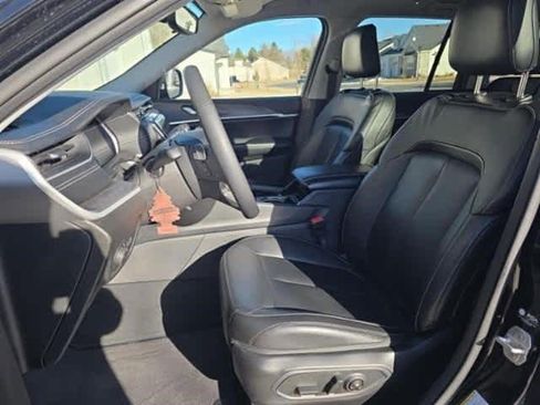 Used 2023 Jeep Grand Cherokee Limited w/ Black Appearance Package image 6