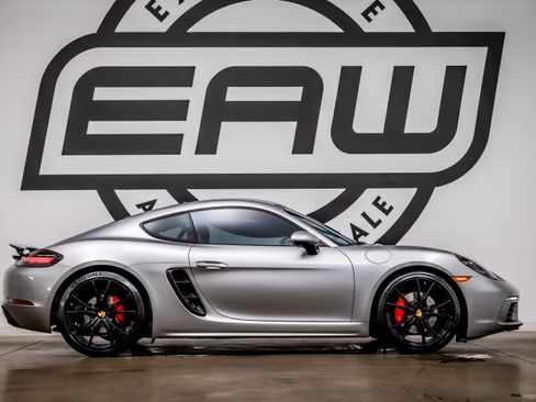 Used 2025 Porsche 718 Cayman RWD image 8