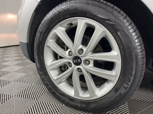 Used 2019 Kia Soul + image 12