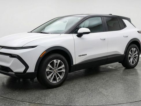 Used 2025 Chevrolet Equinox LT image 3