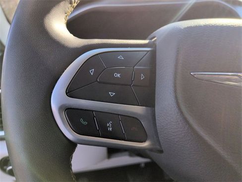 Used 2023 Chrysler Pacifica Touring-L image 29