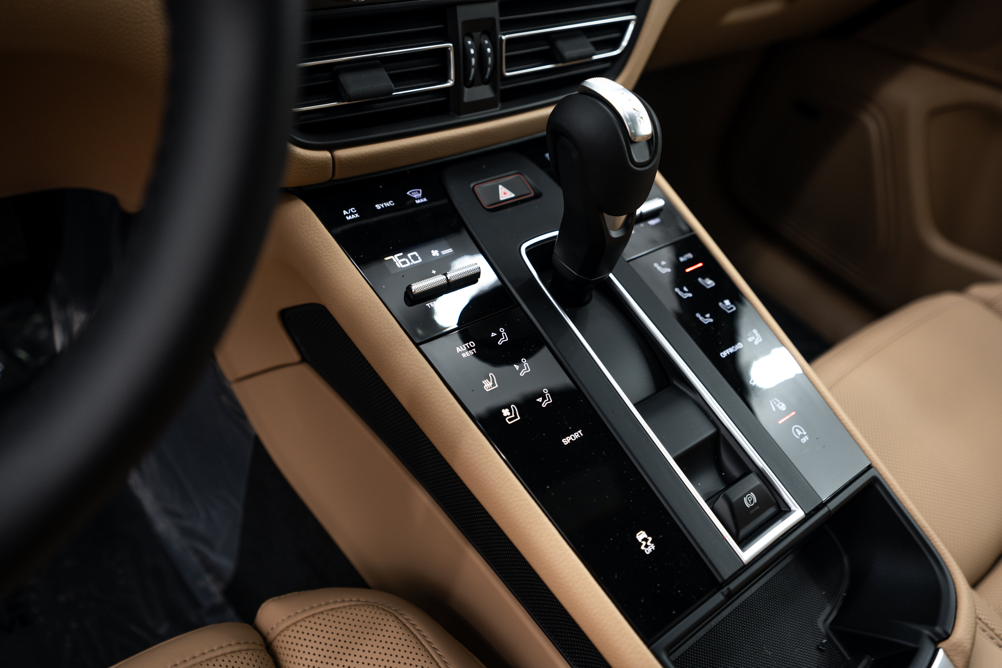 Certified 2026 Porsche Macan AWD/4WD image 16