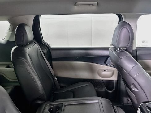 Used 2025 Kia Carnival FWD image 26