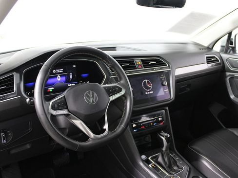 Used 2022 Volkswagen Tiguan SE w/ Panoramic Sunroof Package AWD/4WD image 15