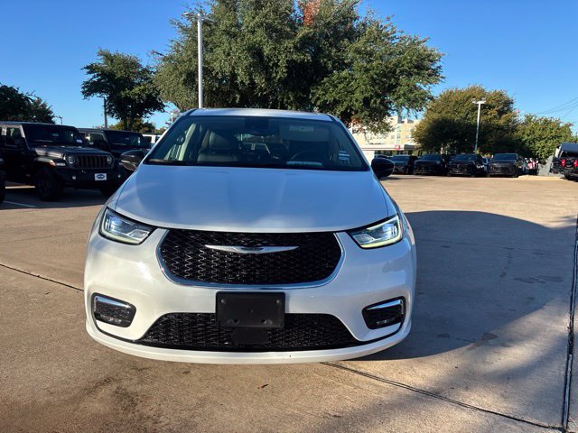Used 2024 Chrysler Pacifica Touring-L FWD image 2