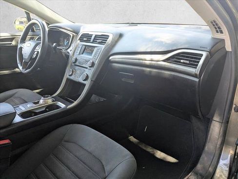 Used 2018 Ford Fusion SE FWD image 21