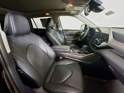 Certified 2024 Toyota Highlander Platinum AWD/4WD image 29