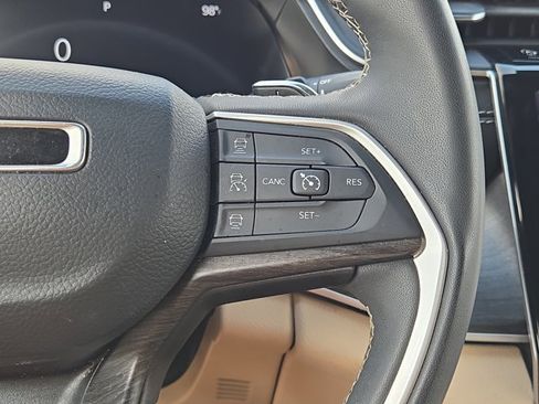 Used 2023 Jeep Grand Cherokee Limited AWD/4WD image 41