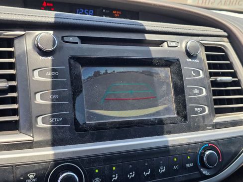 Used 2018 Toyota Highlander LE FWD image 13