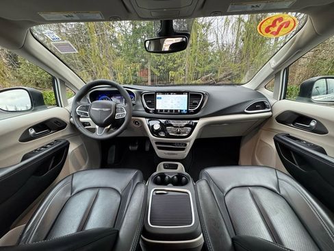 Used 2023 Chrysler Pacifica Touring-L image 5