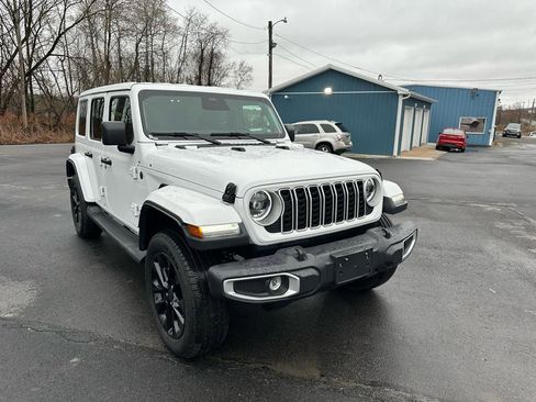 Used 2025 Jeep Wrangler Sahara image 3