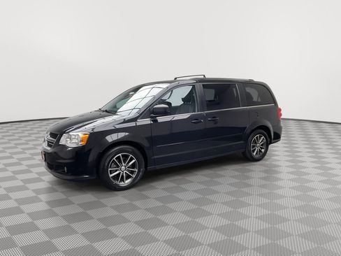 Used 2017 Dodge Grand Caravan SXT FWD image 28