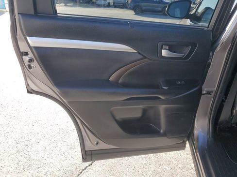 Used 2019 Toyota Highlander XLE image 27