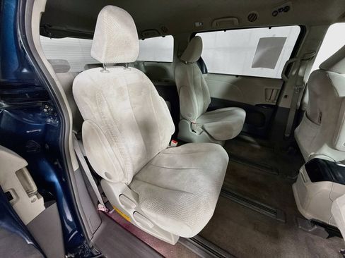 Used 2011 Toyota Sienna LE w/ Towing Pkg AWD/4WD image 28